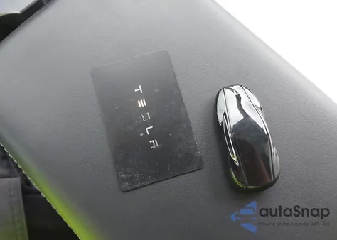 2024 Tesla Model Y Performance Dual Motor All-Wheel Drive z USA, uszkodzony, nr VIN 7SAYGDEFXRF022897